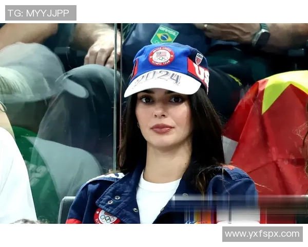 足球明星与肯豆的浪漫邂逅揭示了运动与时尚的完美结合 足球明星与肯豆的浪漫邂逅揭示了运动与时尚的完美结合