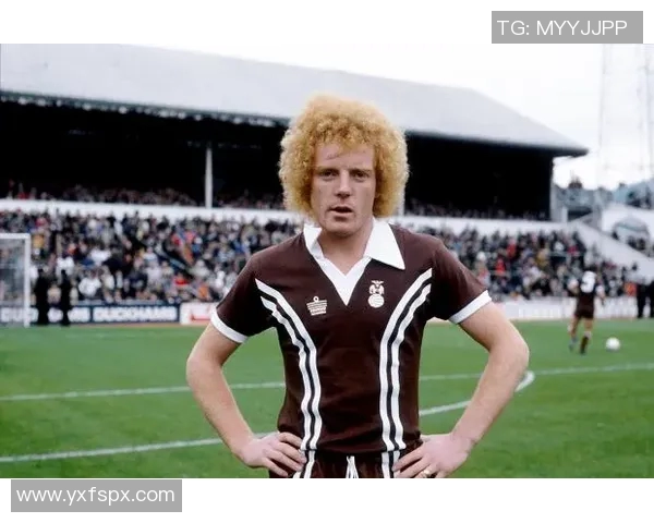 足球明星佩戴头套的独特风采与时尚魅力展现 足球明星佩戴头套的独特风采与时尚魅力展现